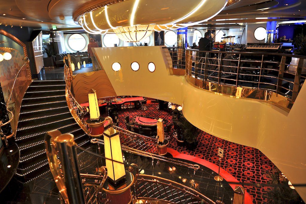 Атриум с хрустальной лестницей Swarovski и казино на MSC Fantasia