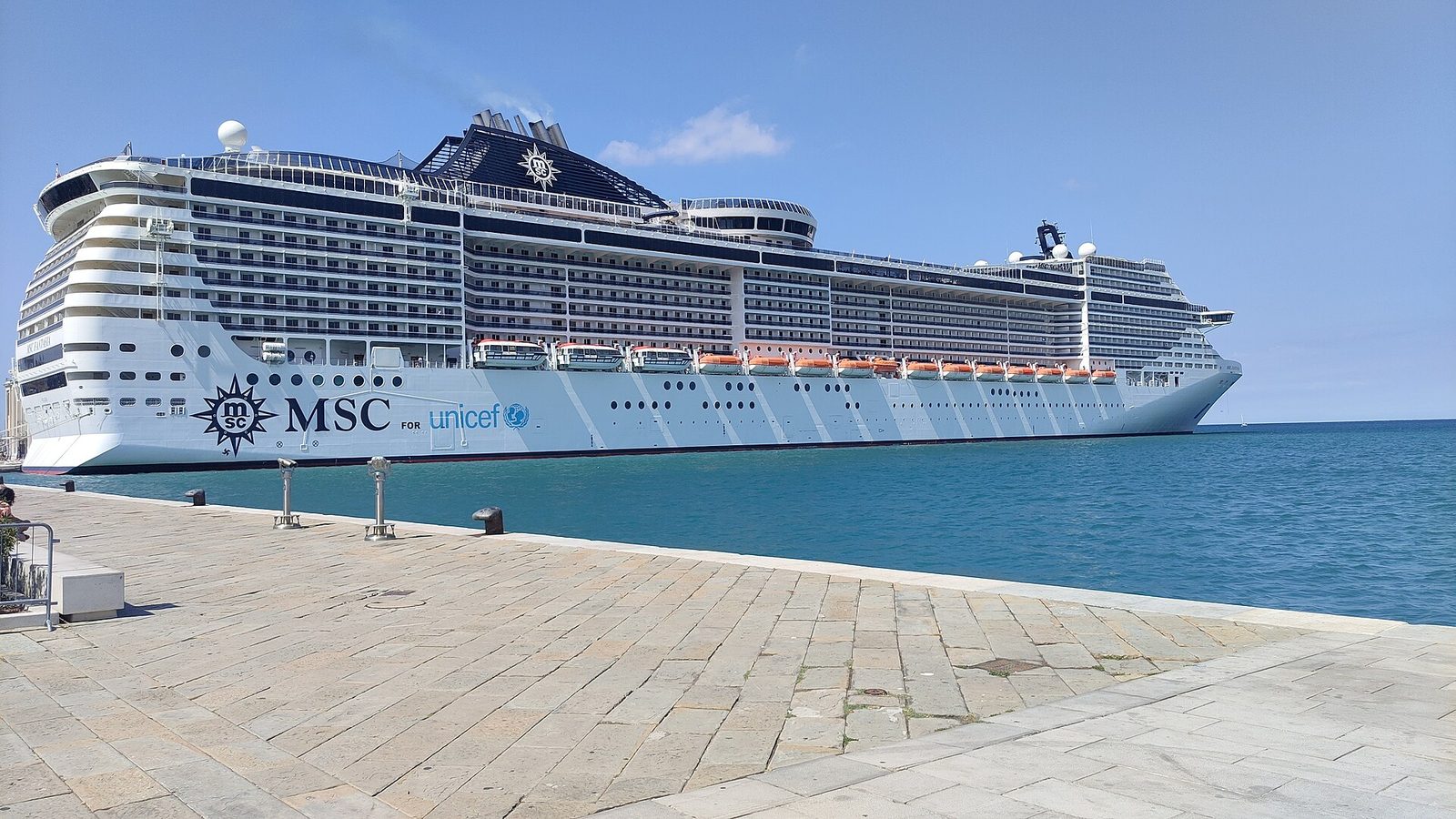 Круизный лайнер MSC Fantasia у причала