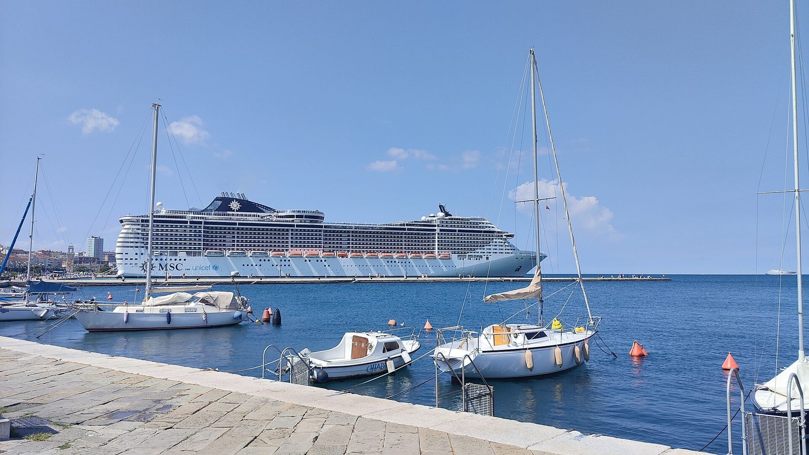 MSC Fantasia в средиземноморском порту