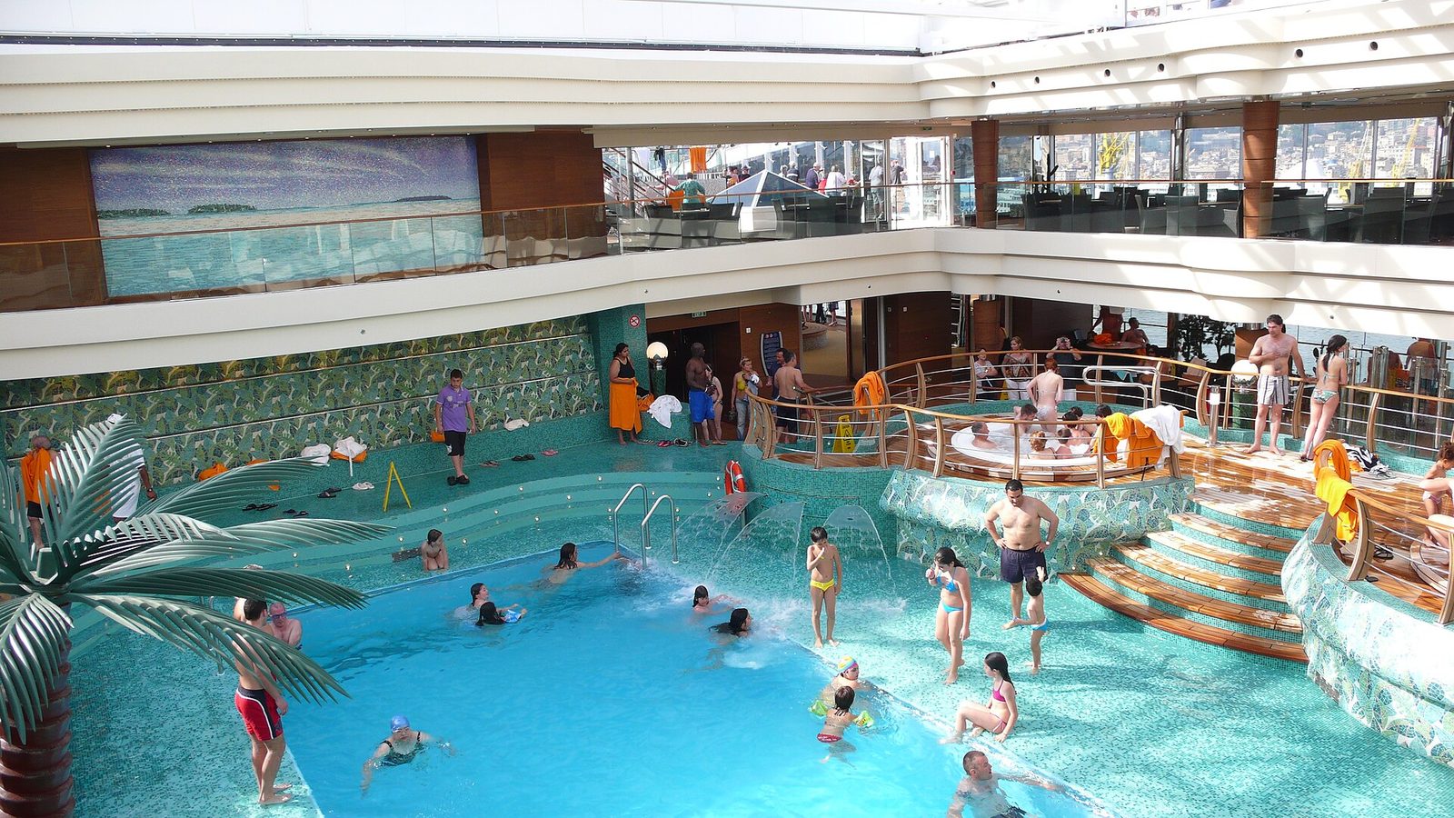 Бассейн и джакузи на открытой палубе MSC Fantasia