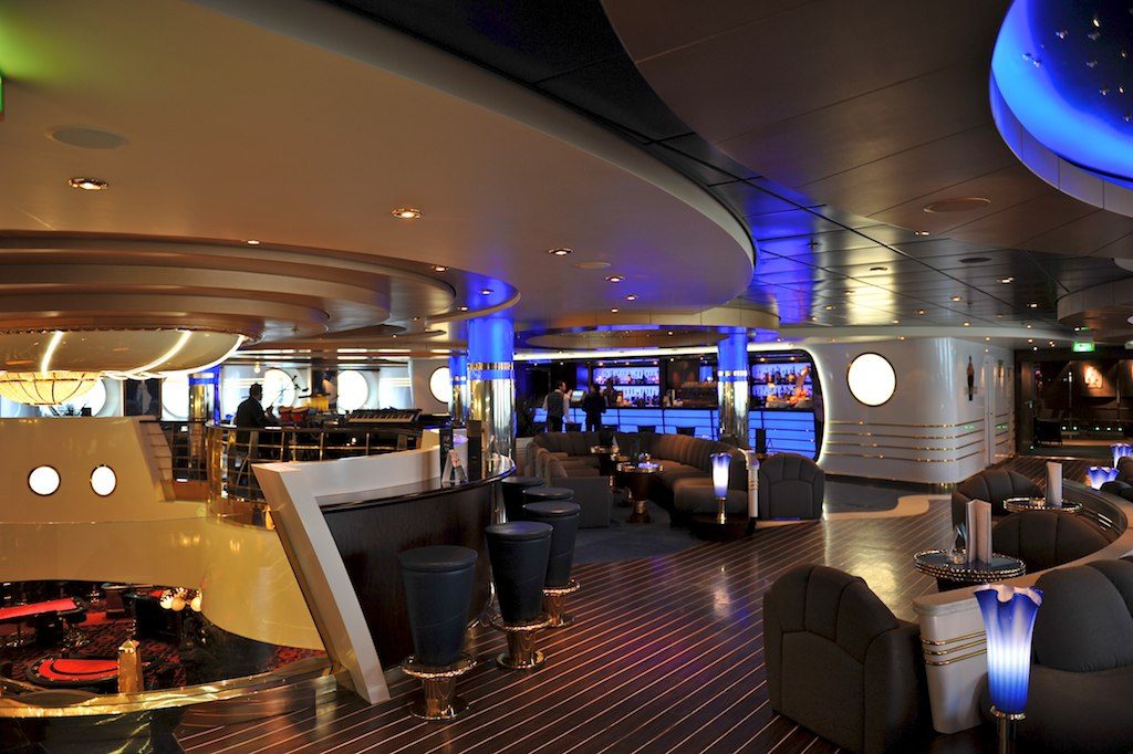Бар-лаунж с панорамными окнами на MSC Fantasia